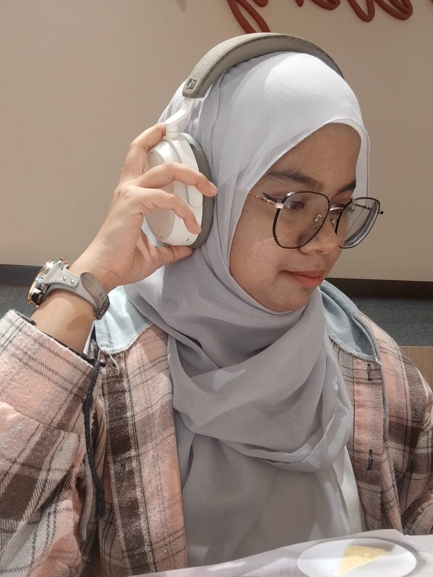 Wearing my Sennheiser Momentum 4